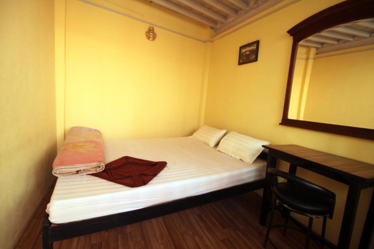 Beehive Hostel Kathmandu Buitenkant foto
