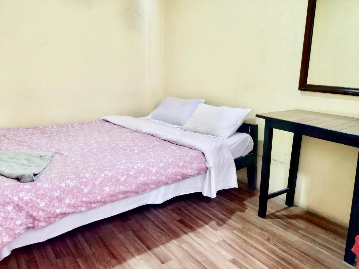 Beehive Hostel Kathmandu Buitenkant foto